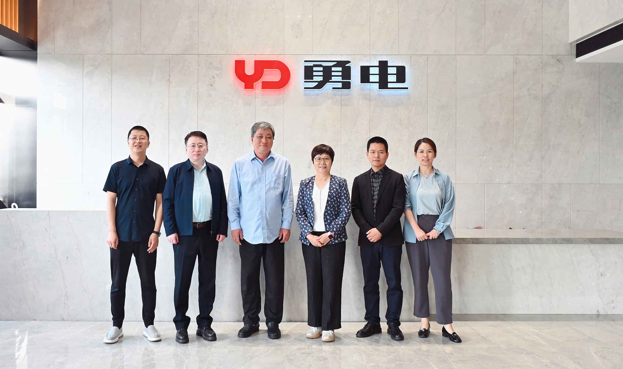 中国照明电器协会何烨理事长一行莅临乐鱼调研指导